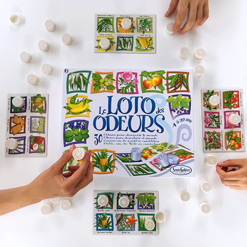 Boîte et contenu du jeu olfactif et sensoriel "Loto des odeurs" par Sentosphère
